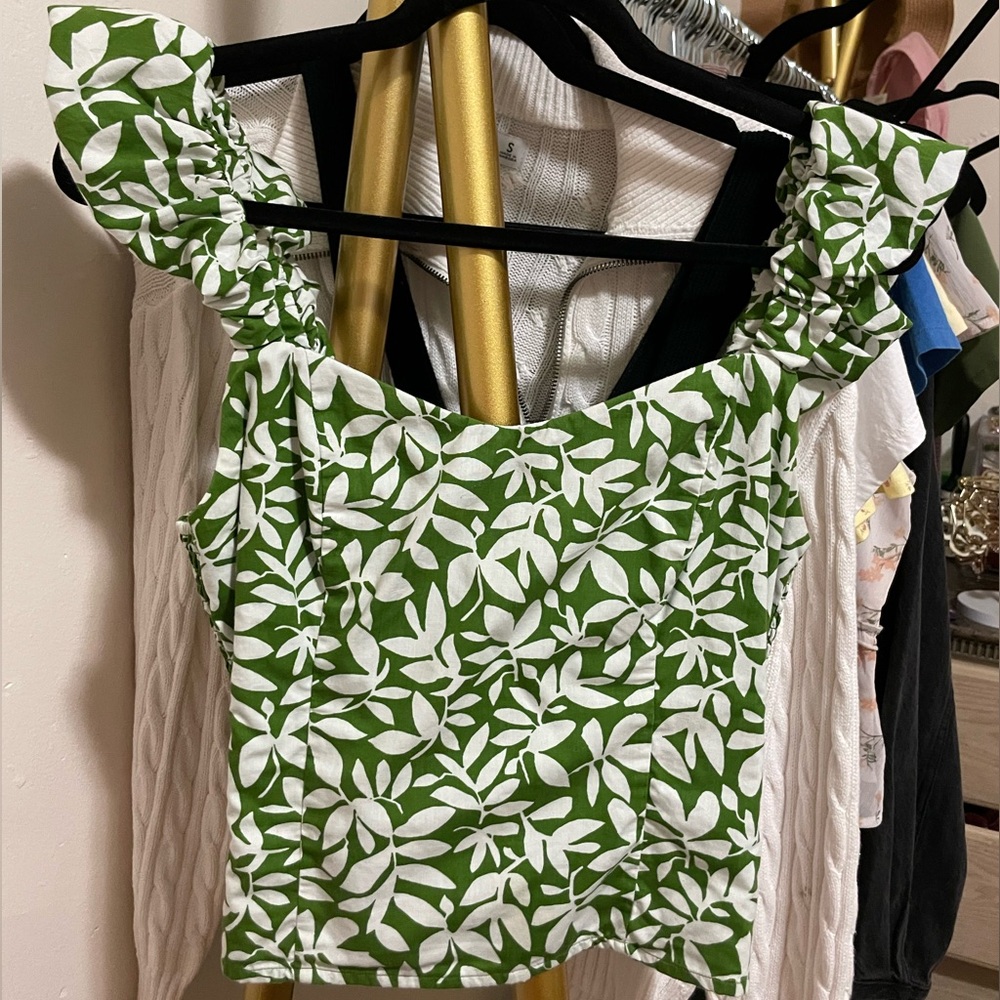 Abercrombie & Fitch Green Leaf Print Blouse
GENTLY USED